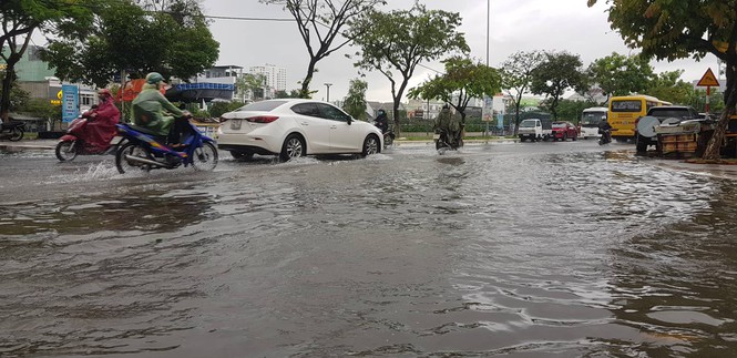 Nhiều tuyến phố Đà Nẵng bị "nhấn chìm" do mưa lớn, người dân đi lại khó khăn nhieu tuyen pho da nang bi nhan chim do mua lon nguoi dan di lai kho khan