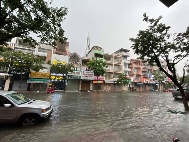 Nhiều tuyến phố Đà Nẵng bị "nhấn chìm" do mưa lớn, người dân đi lại khó khăn nhieu tuyen pho da nang bi nhan chim do mua lon nguoi dan di lai kho khan
