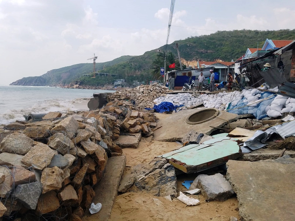 anh nguoi dan binh dinh hoi ha xuc cat bien chang mai nha truoc con bao so 6