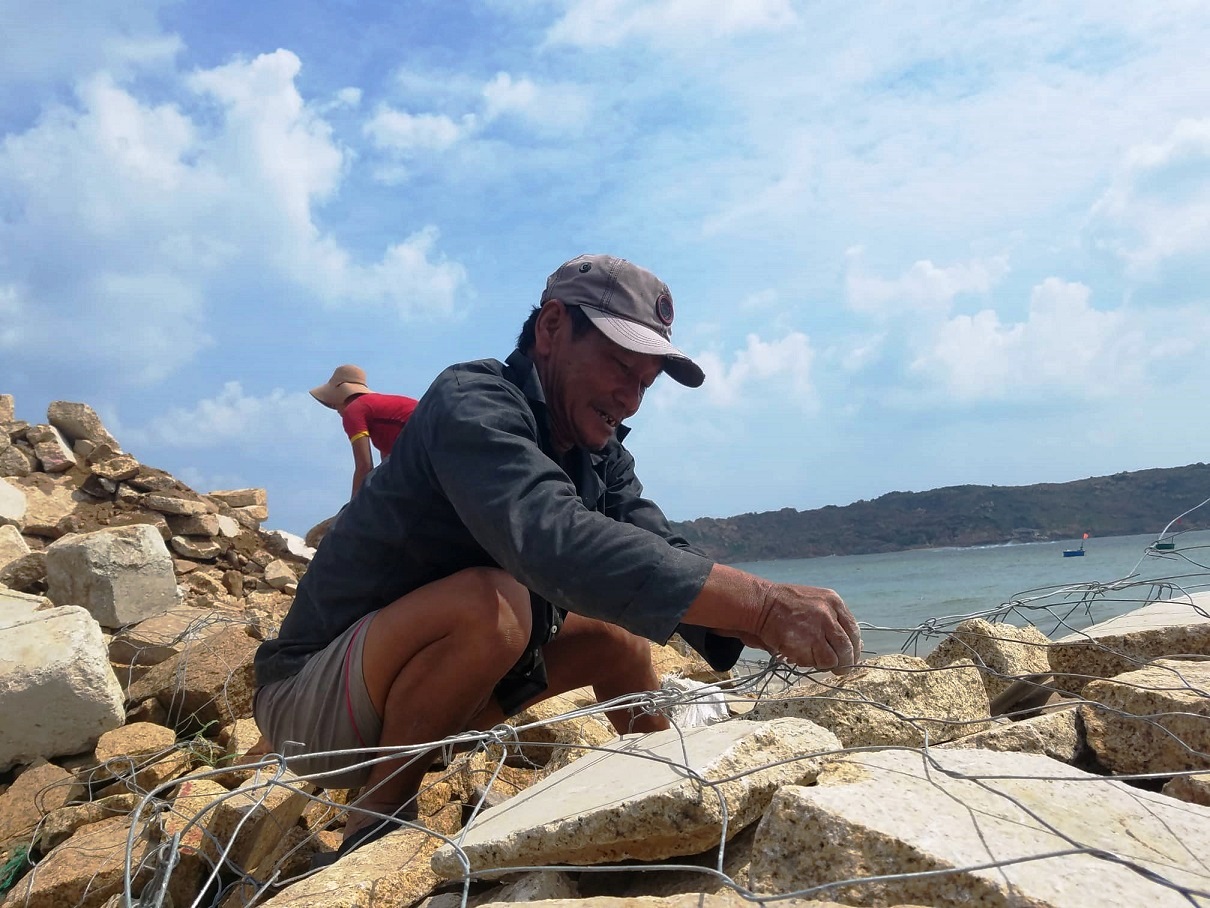 anh nguoi dan binh dinh hoi ha xuc cat bien chang mai nha truoc con bao so 6