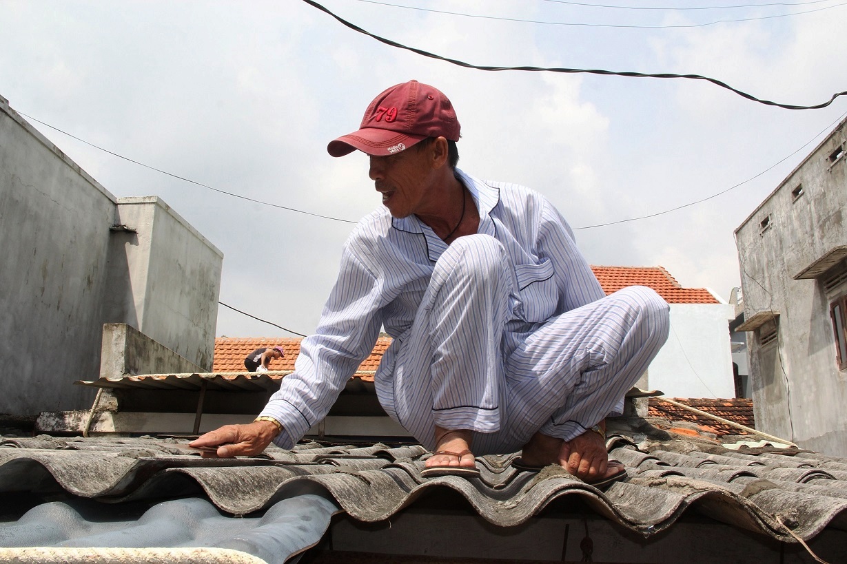 anh nguoi dan binh dinh hoi ha xuc cat bien chang mai nha truoc con bao so 6