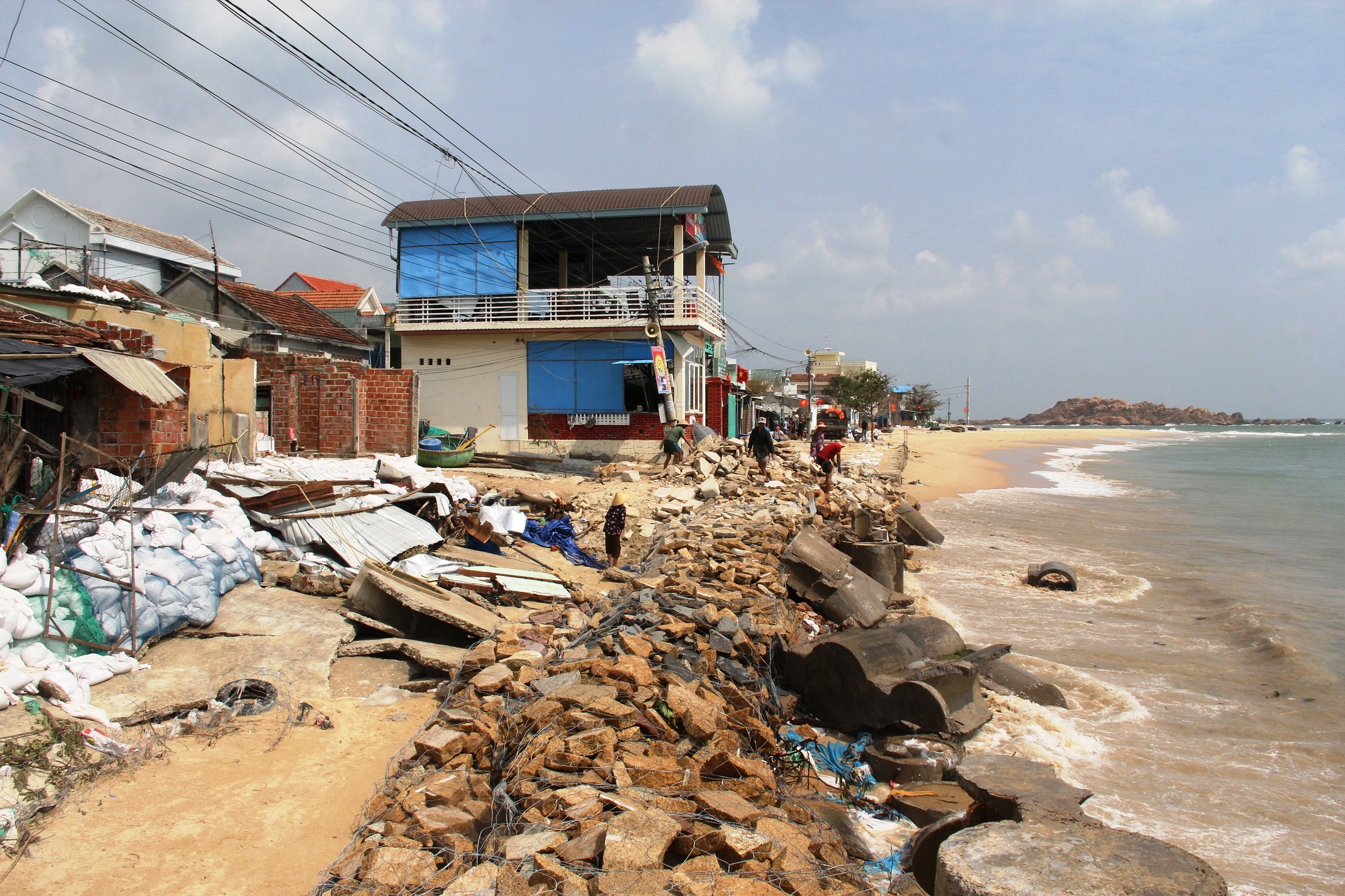 anh nguoi dan binh dinh hoi ha xuc cat bien chang mai nha truoc con bao so 6