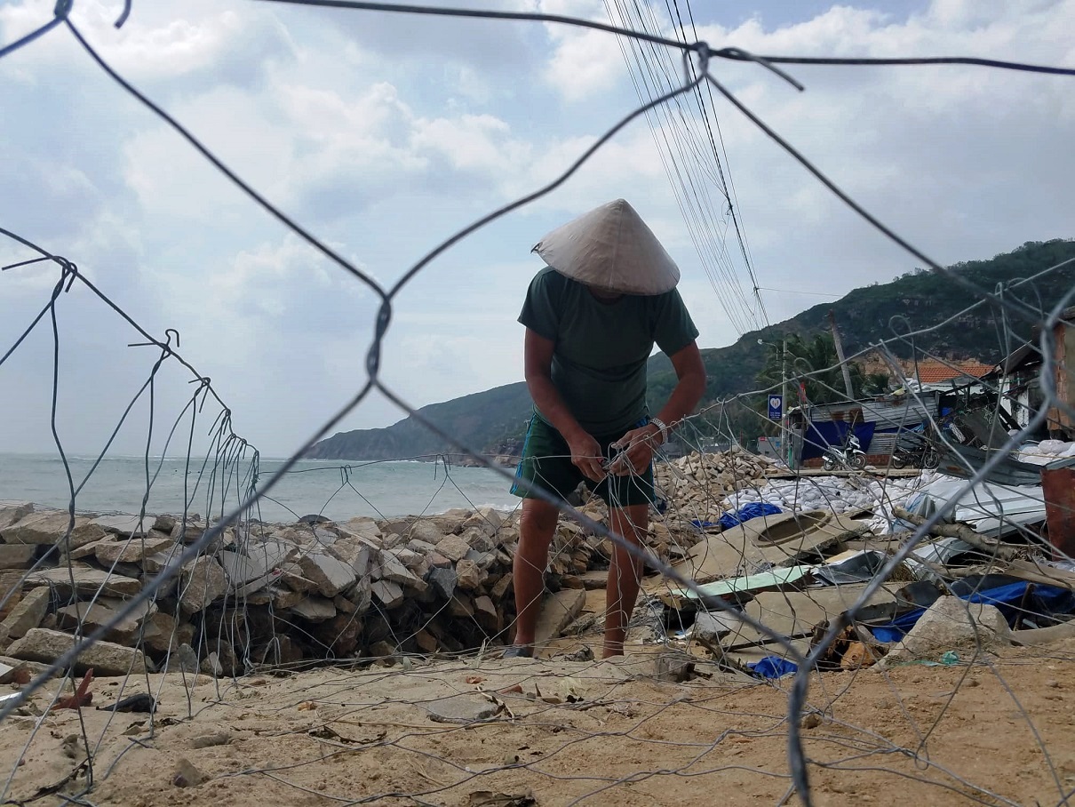 anh nguoi dan binh dinh hoi ha xuc cat bien chang mai nha truoc con bao so 6