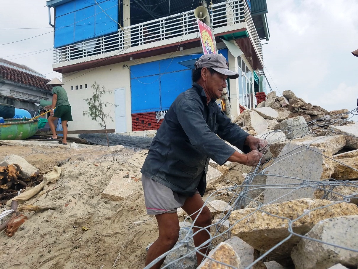 anh nguoi dan binh dinh hoi ha xuc cat bien chang mai nha truoc con bao so 6