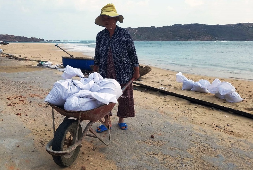 anh nguoi dan binh dinh hoi ha xuc cat bien chang mai nha truoc con bao so 6