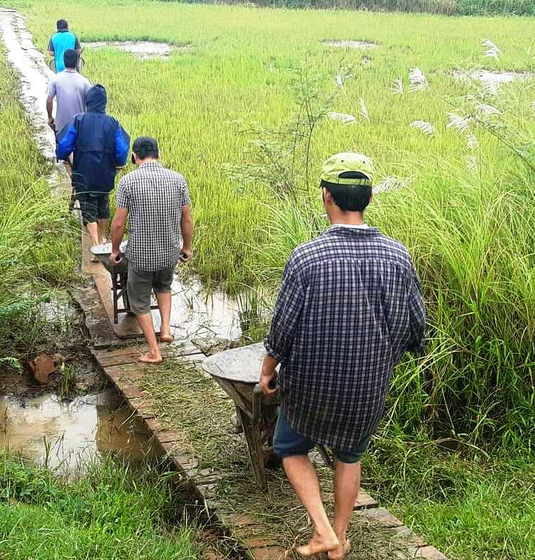 anh nguoi dan binh dinh hoi ha xuc cat bien chang mai nha truoc con bao so 6