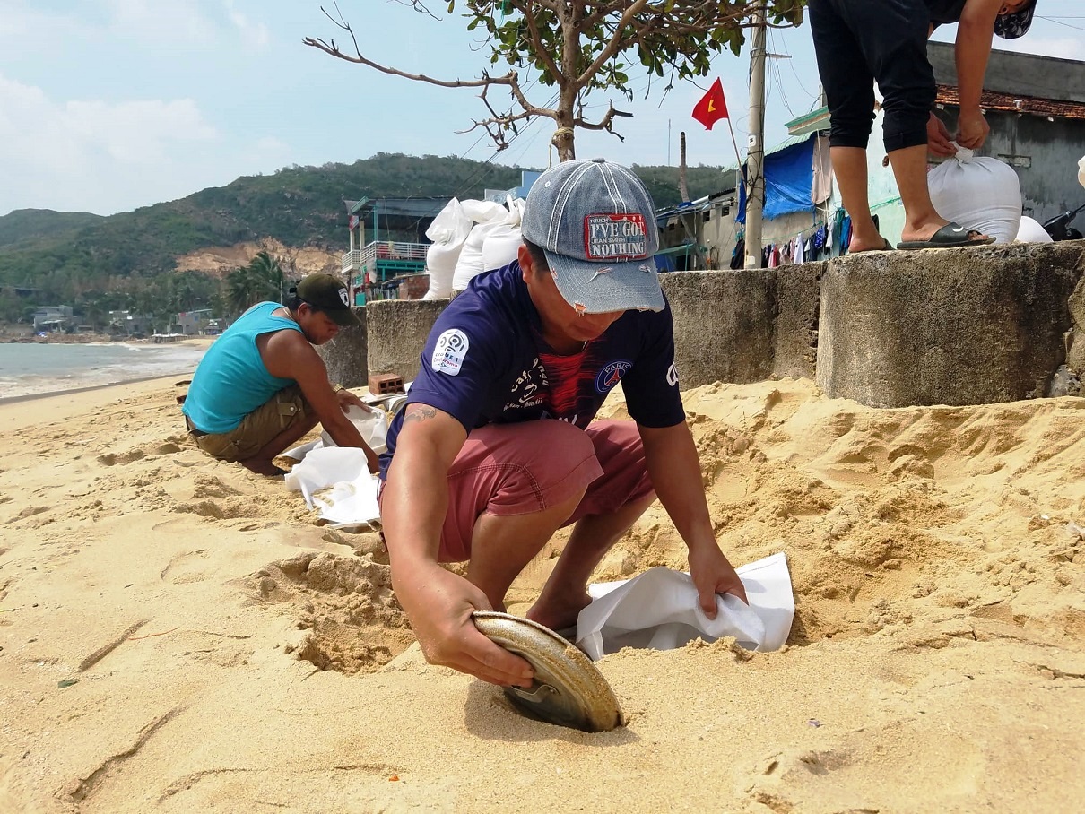 anh nguoi dan binh dinh hoi ha xuc cat bien chang mai nha truoc con bao so 6