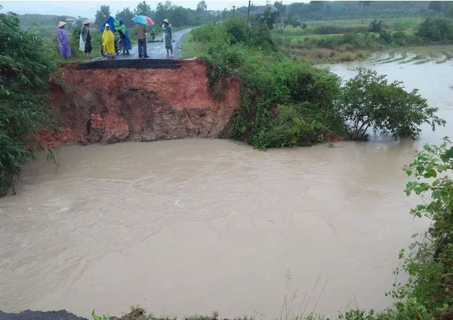 300 hộ dân di dời khẩn cấp, nguy cơ vỡ đập thủy lợi sau cơn bão số 6