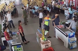 Con trai mua đồ không trả tiền, bố ném xúc xích, tát nhân viên bán hàng