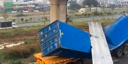 Vụ xe container kéo sập dầm cầu bộ hành Quốc lộ 1: Lỗi do ai?