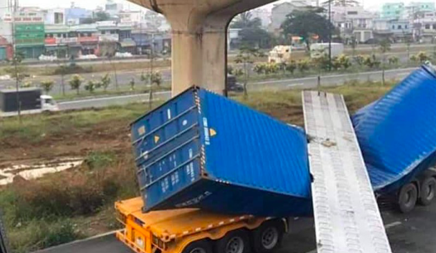 vu xe container keo sap dam cau bo hanh quoc lo 1 loi do ai