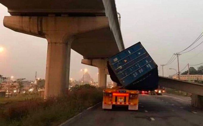 vu xe container keo sap dam cau bo hanh quoc lo 1 loi do ai