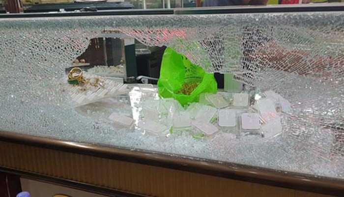 Chủ tiệm vàng kinh hãi kể lại khoảnh khắc bị kẻ cướp nhắm thẳng mặt bắn chu tiem vang kinh hai ke lai khoanh khac bi ke cuop nham thang mat ban