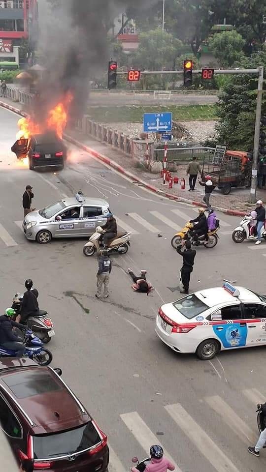 xe mercedes gay tai nan roi boc chay mot nguoi tu vong