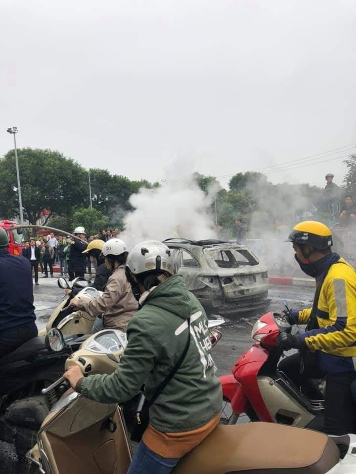 Xe Mercedes gây tai nạn rồi bốc cháy, một người tử vong xe mercedes gay tai nan roi boc chay mot nguoi tu vong