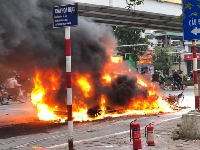 Xe Mercedes gây tai nạn rồi bốc cháy, một người tử vong xe mercedes gay tai nan roi boc chay mot nguoi tu vong