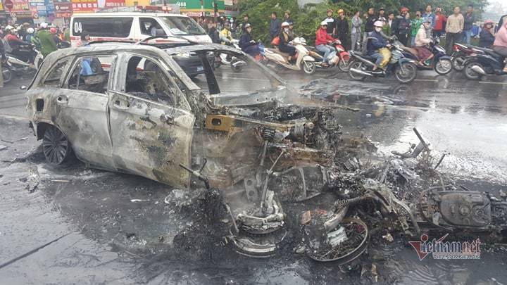 Xe Mercedes gây tai nạn rồi bốc cháy, một người tử vong xe mercedes gay tai nan roi boc chay mot nguoi tu vong