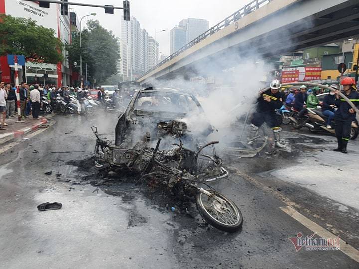 xe mercedes gay tai nan roi boc chay mot nguoi tu vong