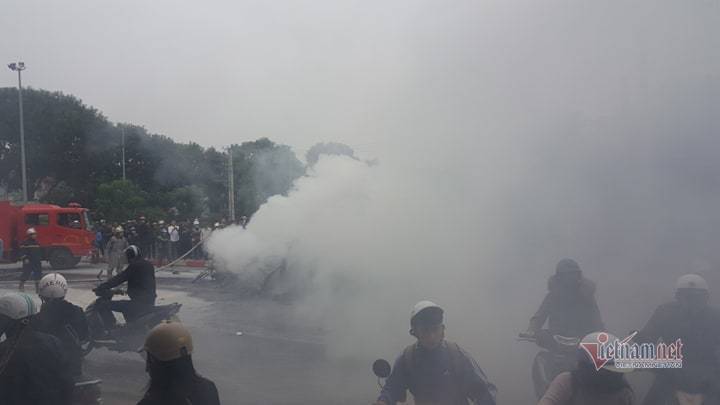 Xe Mercedes gây tai nạn rồi bốc cháy, một người tử vong xe mercedes gay tai nan roi boc chay mot nguoi tu vong