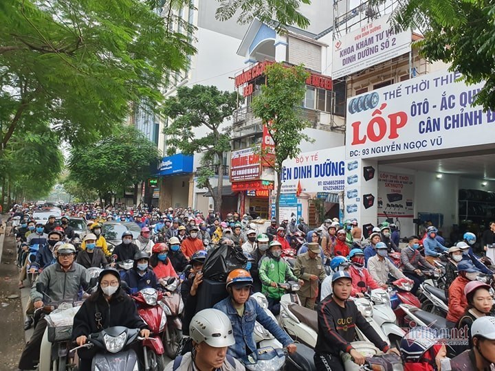 Xe Mercedes gây tai nạn rồi bốc cháy, một người tử vong xe mercedes gay tai nan roi boc chay mot nguoi tu vong