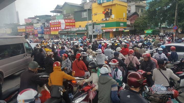 Xe Mercedes gây tai nạn rồi bốc cháy, một người tử vong xe mercedes gay tai nan roi boc chay mot nguoi tu vong