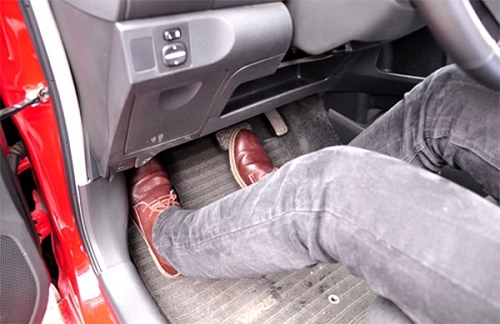 di giay cao got lai xe o to nguy co gay tai nan giao thong lon