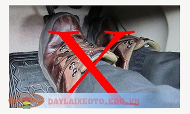 hinh thanh thoi quen dung khi lai xe o to