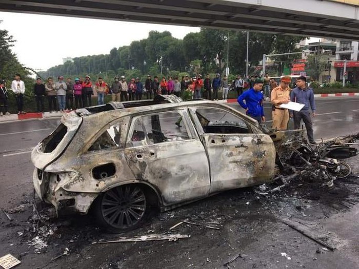 nu tai xe xe mercedes khai do di giay cao got dap nham chan ga