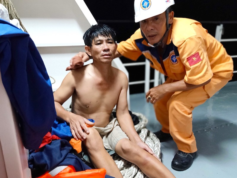 Giải cứu 11 người trên tàu chở hơn 4.200 tấn than bị mắc cạn giai cuu 11 nguoi tren tau cho hon 4200 tan than bi mac can