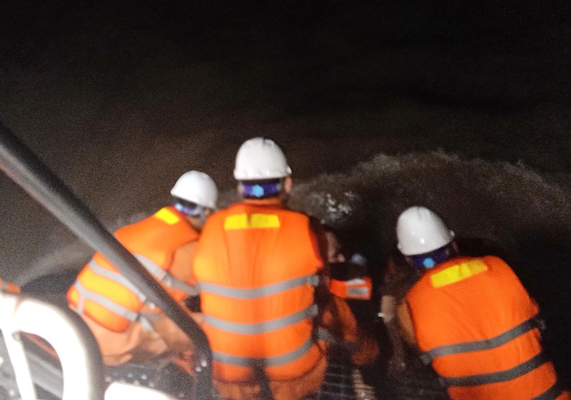 Giải cứu 11 người trên tàu chở hơn 4.200 tấn than bị mắc cạn giai cuu 11 nguoi tren tau cho hon 4200 tan than bi mac can