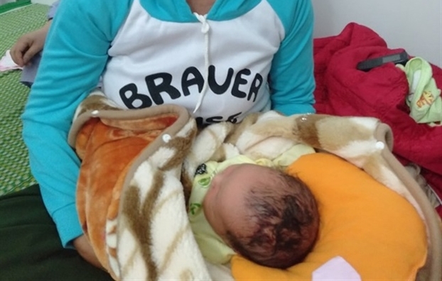 Bé trai vừa lọt lòng đã bị khâu 6 mũi do 