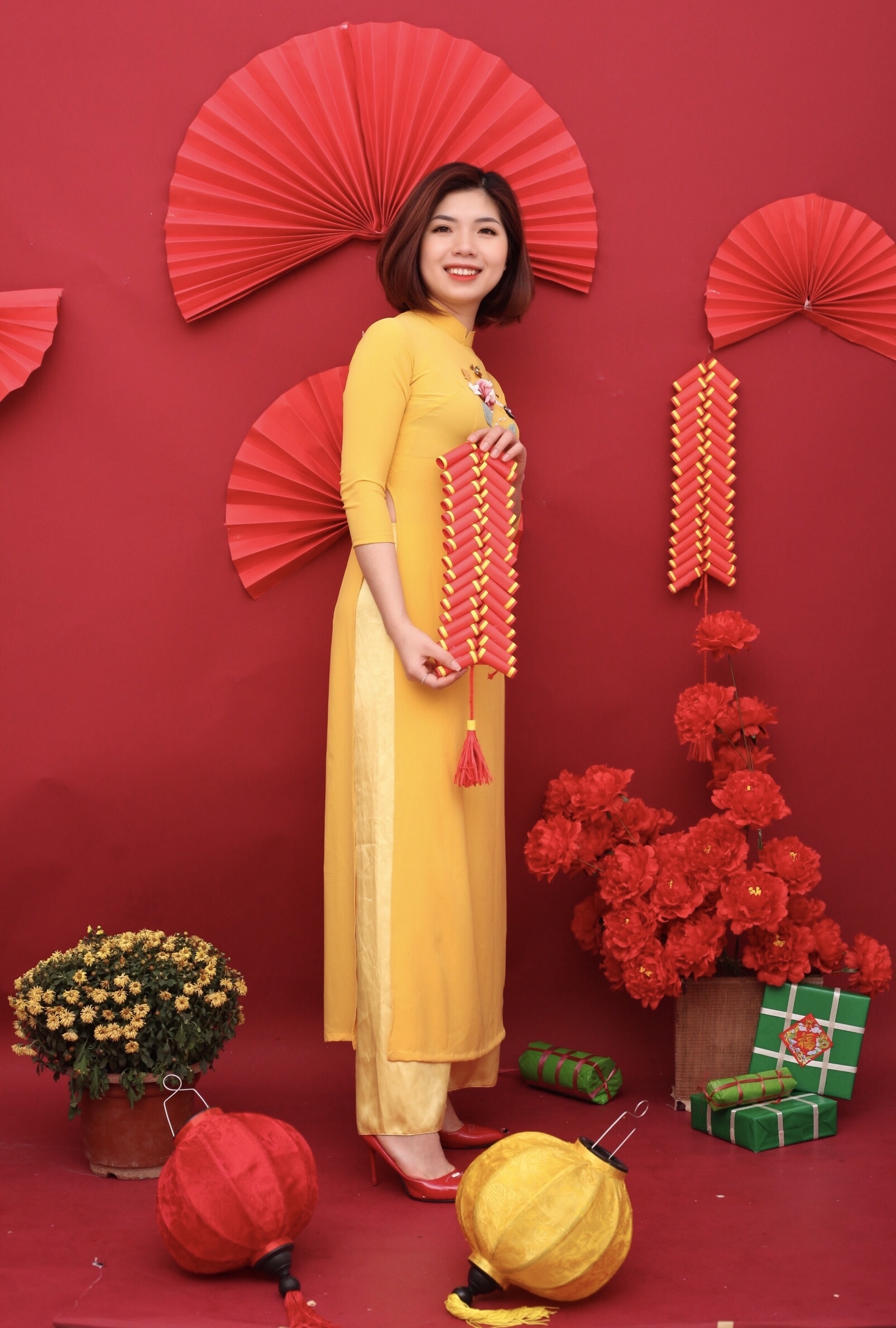 Những cô gái duyên dáng trong tà áo dài Việt Nam