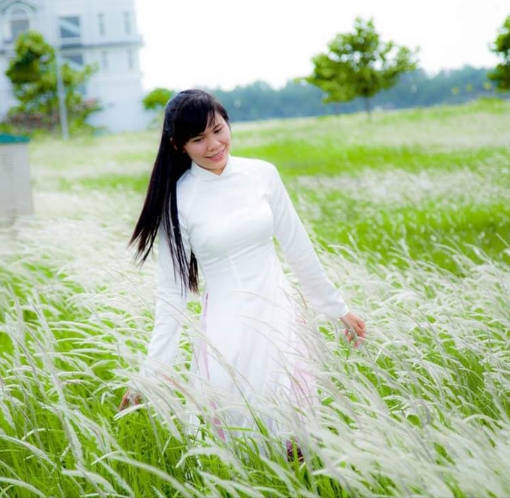 Những cô gái duyên dáng trong tà áo dài Việt Nam