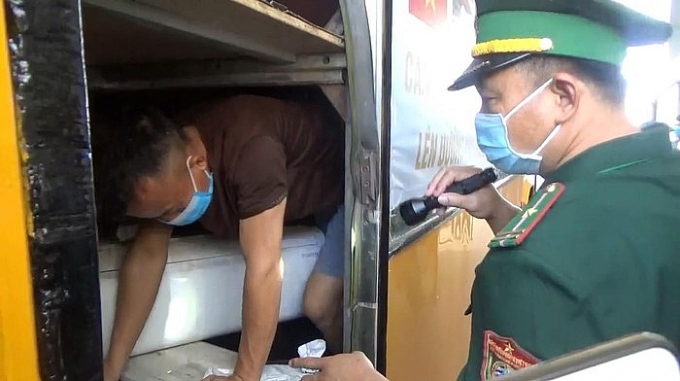 Hà Tĩnh: 3 công dân chui hầm xe khách trốn cách ly tập trung tại cửa khẩu Cầu Treo ha tinh 3 cong dan chui ham xe khach tron cach ly tap trung tai cua khau cau treo