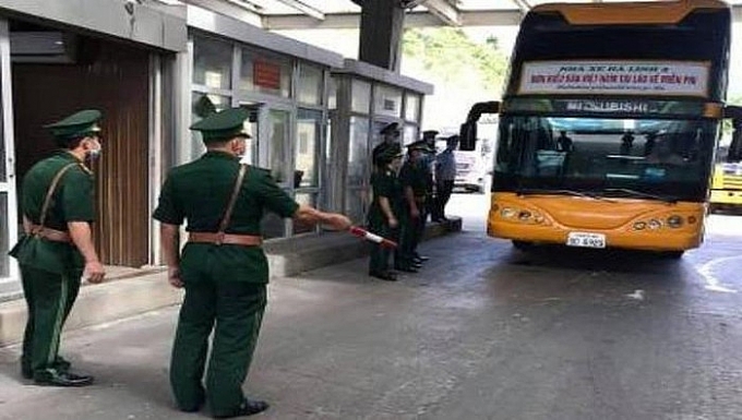 Hà Tĩnh: 3 công dân chui hầm xe khách trốn cách ly tập trung tại cửa khẩu Cầu Treo ha tinh 3 cong dan chui ham xe khach tron cach ly tap trung tai cua khau cau treo