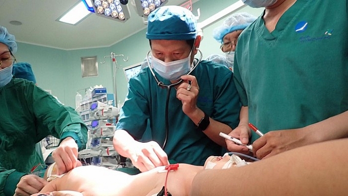 Gần 100 bác sĩ tham gia đại phẫu mổ tách cặp song sinh dính liền phức tạp nhất Việt Nam gan 100 bac si tham gia dai phau mo tach cap song sinh dinh lien phuc tap nhat viet nam