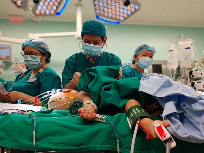 Gần 100 bác sĩ tham gia đại phẫu mổ tách cặp song sinh dính liền phức tạp nhất Việt Nam gan 100 bac si tham gia dai phau mo tach cap song sinh dinh lien phuc tap nhat viet nam