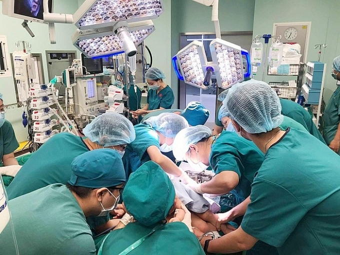 Gần 100 bác sĩ tham gia đại phẫu mổ tách cặp song sinh dính liền phức tạp nhất Việt Nam gan 100 bac si tham gia dai phau mo tach cap song sinh dinh lien phuc tap nhat viet nam