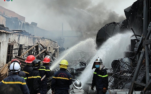 Hà Nội: Đánh giá các chỉ tiêu môi trường sau vụ cháy kho hóa chất tại quận Long Biên ha noi danh gia cac chi tieu moi truong sau vu chay kho hoa chat tai quan long bien