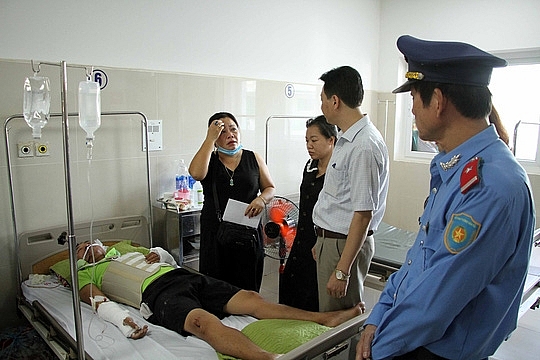 Tai nạn thảm khốc tại Quảng Bình: Tài xế lái xe 47 chỗ chỉ có bằng lái B2? tai nan tham khoc tai quang binh tai xe lai xe 47 cho chi co bang lai b2