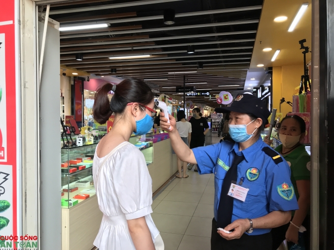 Hà Nội: Người dân không còn đổ xô đi mua lương thực, thực phẩm tích trữ thời Covid-19 ha noi nguoi dan khong con do xo di mua luong thuc thuc pham tich tru thoi covid 19