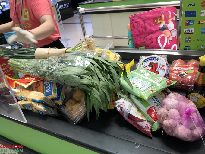 Hà Nội: Người dân không còn đổ xô đi mua lương thực, thực phẩm tích trữ thời Covid-19 ha noi nguoi dan khong con do xo di mua luong thuc thuc pham tich tru thoi covid 19