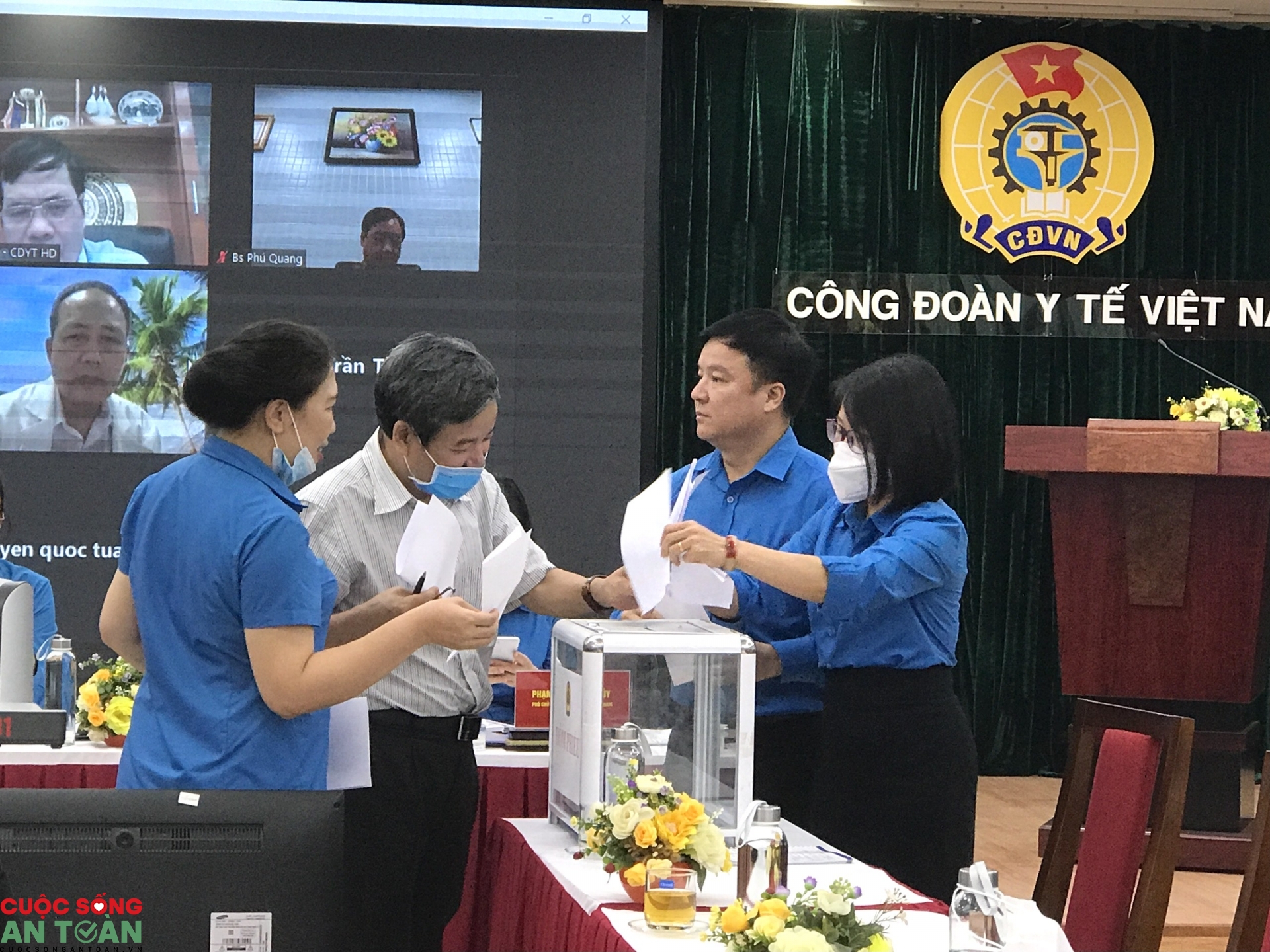 Công đoàn Y tế Việt Nam: Khẳng định vai trò của công đoàn trong "cuộc chiến" chống dịch Công đoàn Y tế Việt Nam: Khẳng định vai trò của công đoàn trong "cuộc chiến" chống dịch