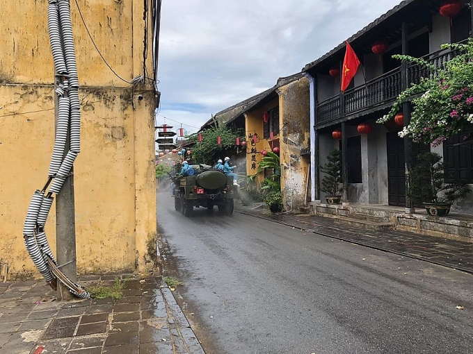 Phun thuốc khử trùng phòng chống dịch Covid-19 tại TP Hội An phun thuoc khu trung phong chong dich covid 19 tai tp hoi an