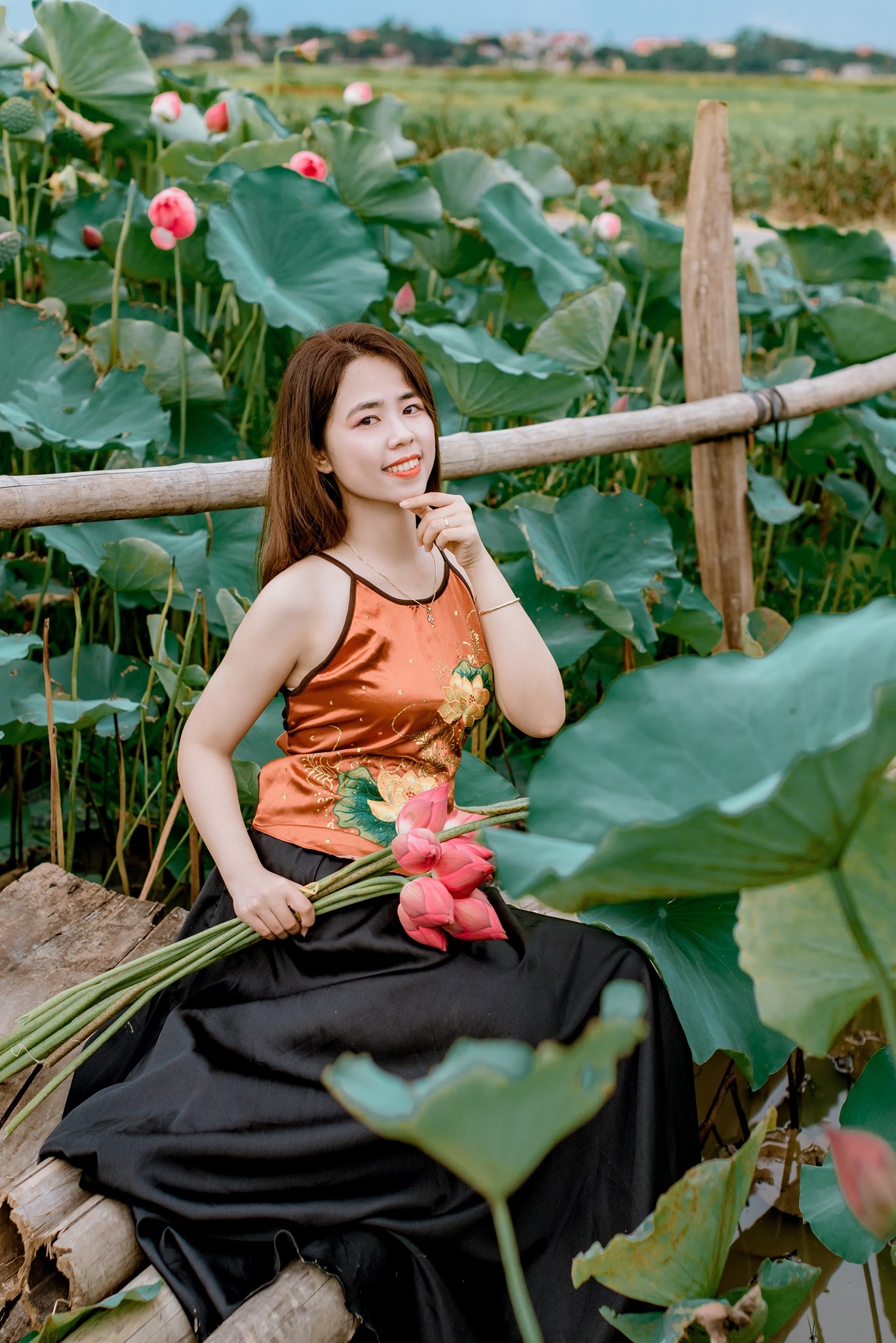 Thí sinh Ngắm vẻ đẹp dịu dàng bên hoa sen của thí sinh