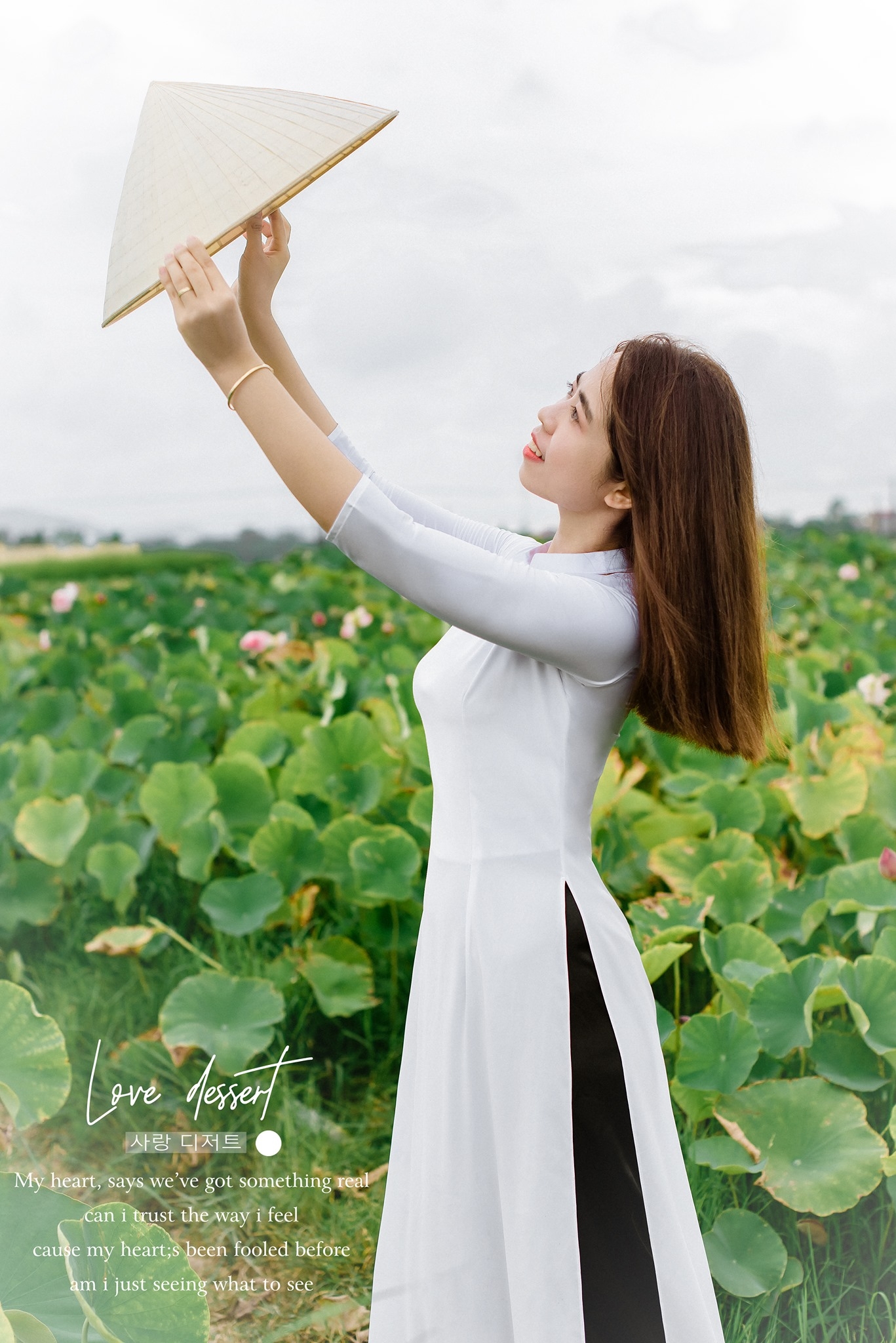 Thí sinh Ngắm vẻ đẹp dịu dàng bên hoa sen của thí sinh