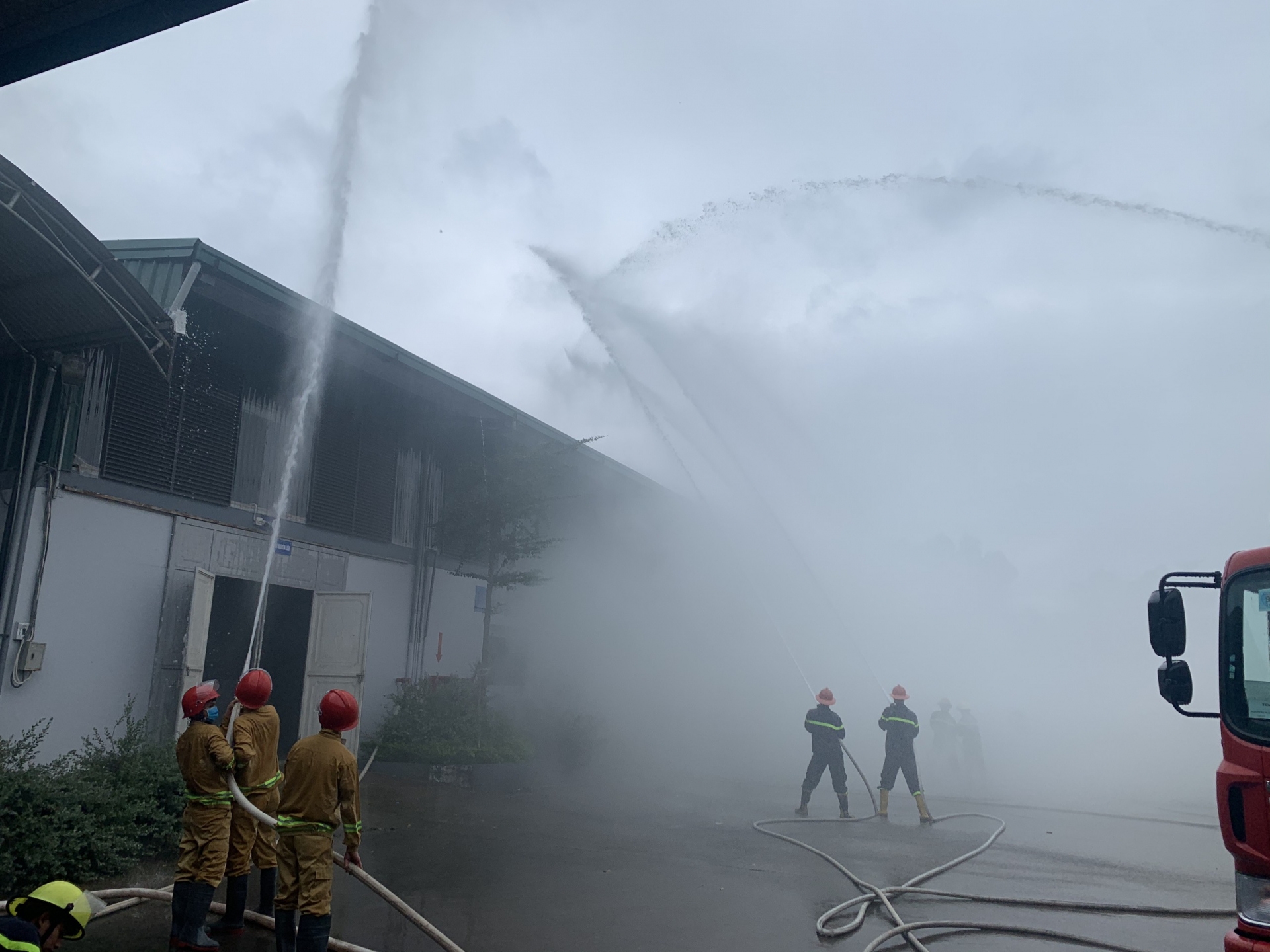 Một ngày diễn tập Phòng cháy chữa cháy cùng thí sinh Một ngày diễn tập phòng cháy chữa cháy của thí sinh