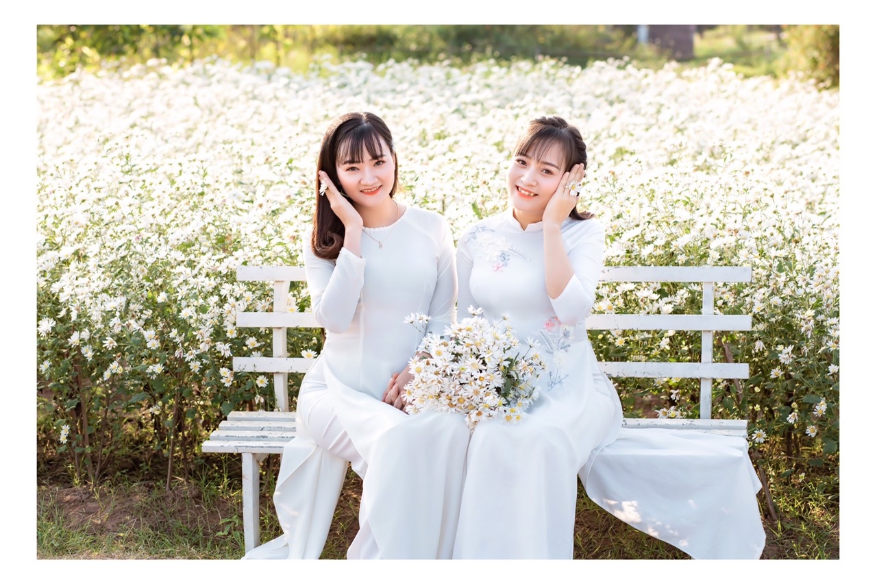 Trai xinh gái đẹp bên cúc họa mi