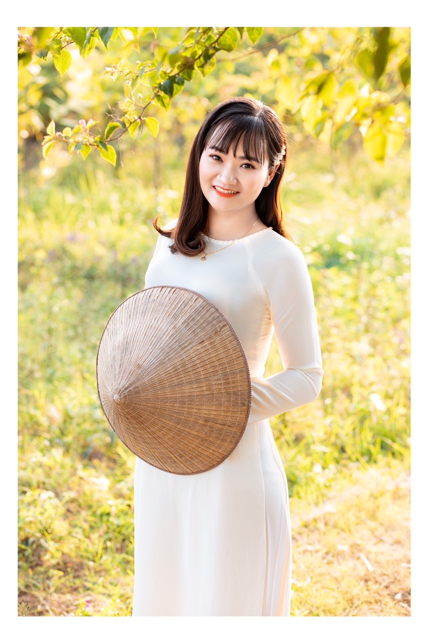 Trai xinh gái đẹp bên cúc họa mi