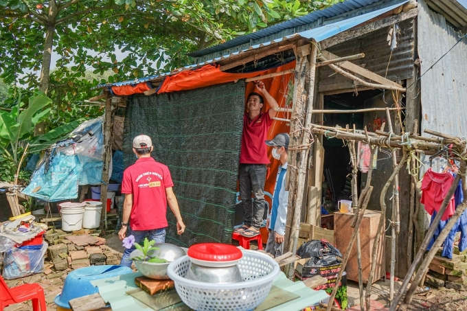 Chung tay giúp đỡ cụ già